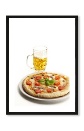 pizza napoletana con bicchiere di birra su fondo bianco
