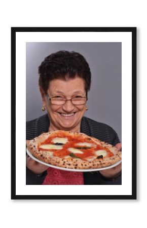 señora anciana comiendo pizza.
