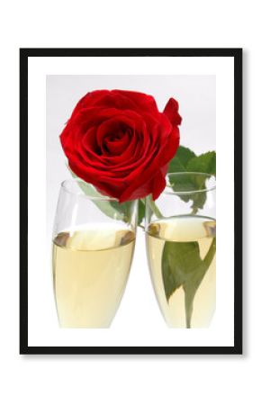 Copas de champagne y rosa roja