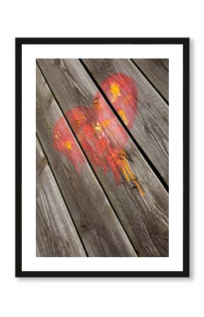 Gesprühtes Herz in rot und orange auf Holz / Streetart