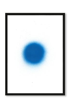 Circulo realizado con spray azul sobre papel blanco