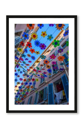 Dans les rues de Toulon décorées de guirlandes de fleurs en France