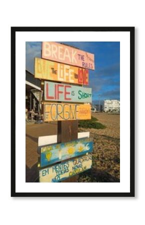 Bunter Motivationspfahl – Street-Art-Botschaften in urbaner Wildnis