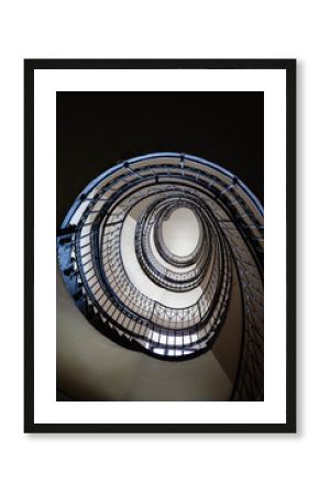 Spiralne schody w starej kamienicy.