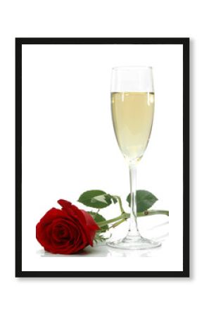 Copa de champagne y rosa roja
