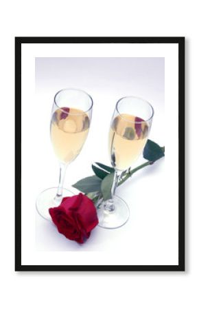 Copas de champagne y rosa roja