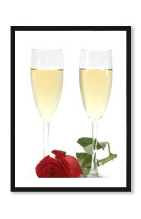 Copas de champagne y rosa roja