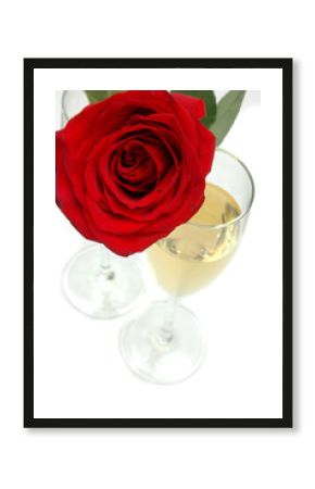 Copa de champagne y rosa roja