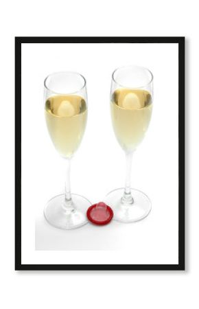Copas de champagne y preservativo