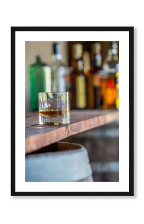 wisky sobre barra de madera