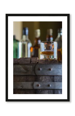 wisky sobre barra de madera