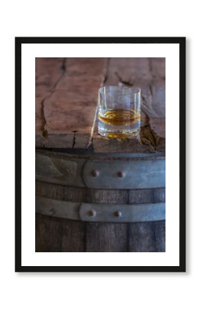 wisky sobre barra de madera
