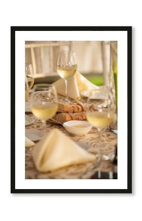 vertical de una mesa con vino y pan en una fiesta de una boda