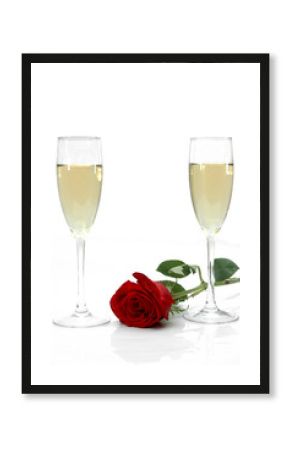 Copas de champagne y rosa roja