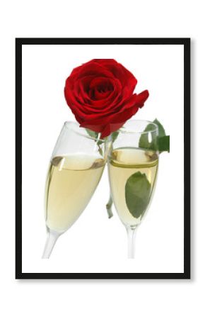 Copas de champagne y rosa roja