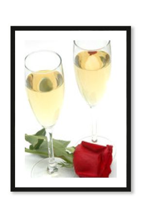 Copas de champagne y rosa roja