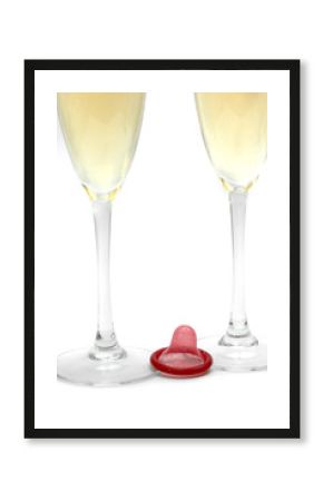 Copas de champagne y preservativo