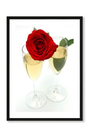 Copas de champagne y rosa roja