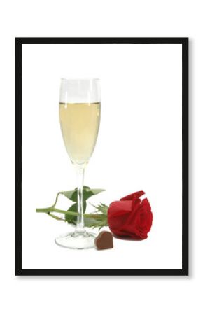 Copa de champagne y rosa roja