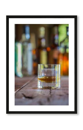 wisky sobre barra de madera