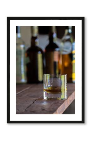 wisky sobre barra de madera