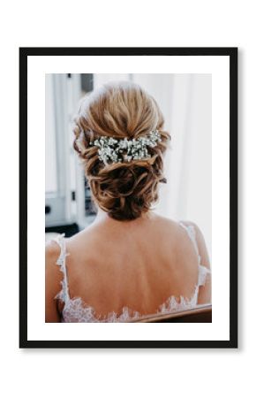 Braut mit boho Hochsteckfrisur und Schleierkraut