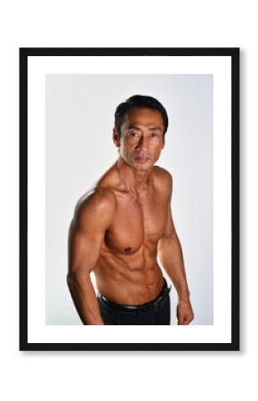 日本人のビジネスマン　筋肉質の上半身裸の中年男性　戦う男のイメージ　