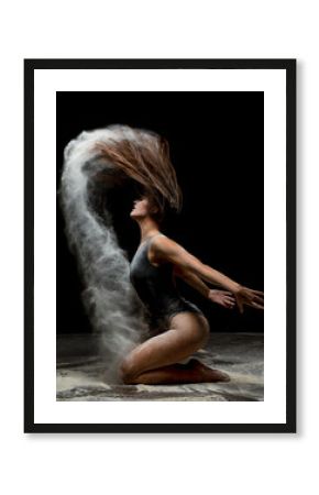 Bailarina en movimiento con polvo blanco. Bailarina en estudio. 