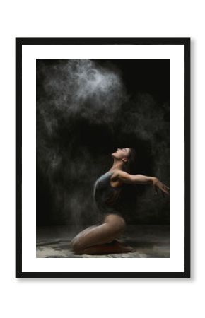 Bailarina en movimiento con polvo blanco. Bailarina en estudio. 
