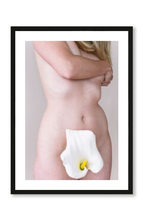 Cuerpo desnudo de una chica joven tapado por una bonita flor blanca