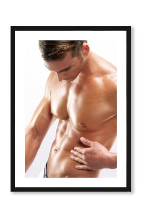 Tocando los abdominales.