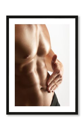 tocando los abdominales.