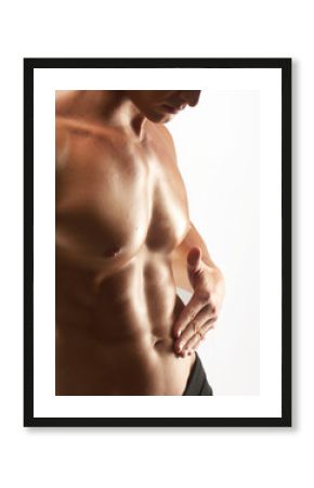 Tocando los abdominales.