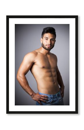 Hombre latino con torso desnudo y pantalones vaqueros