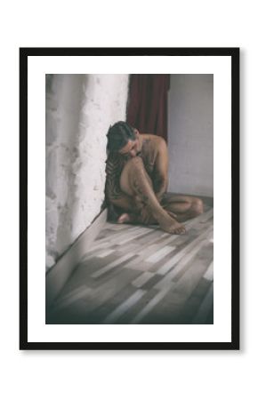 Hombre desnudo triste