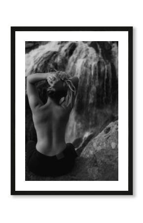 mujer atractiva desnuda en una cascada en la naturaleza blanco y negro
