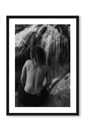 mujer atractiva desnuda en una cascada en la naturaleza blanco y negro
