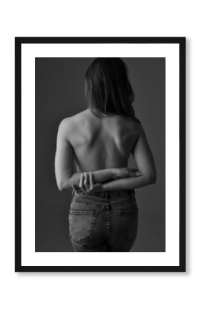 mulher beldade passa as mãos  nas costas   