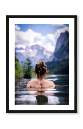 Mujer  en lago de montaña. Schwimmen im See mit Bergen. Swimming in lake with mountains
