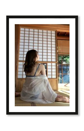 和室でくつろぐ下着姿の若い女性