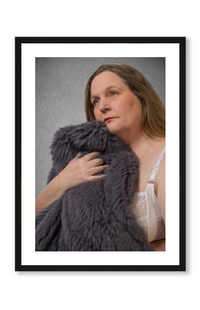Teilakt Fotoshooting mit einer molligen Frau in Kaninchenfelljacke