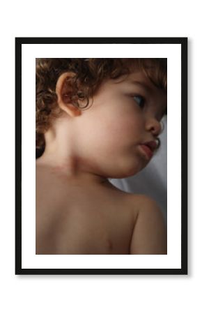 Bebé de 21 meses con pelo rubio y rizado