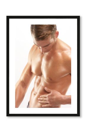 Tocando los abdominales.