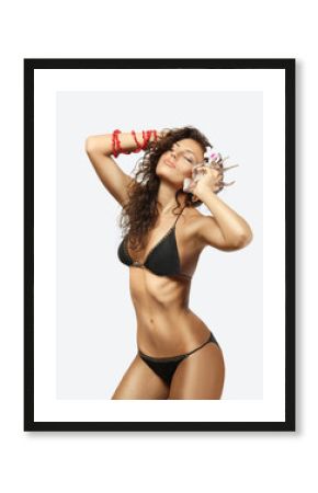 Молодая девушка в купальнике