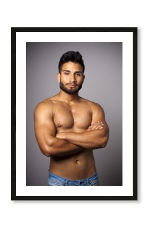 Joven modelo masculino con torso musculado