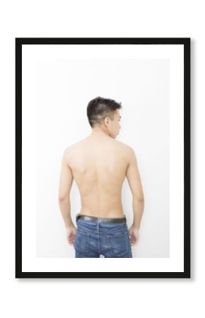男性　後姿　背中　肉体　イメージ　全身　立つ　ジーパン　　白バック