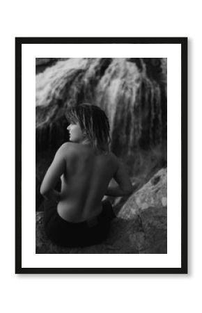 mujer atractiva desnuda en una cascada en la naturaleza blanco y negro