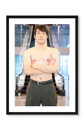 腕組みをするビジネスマン