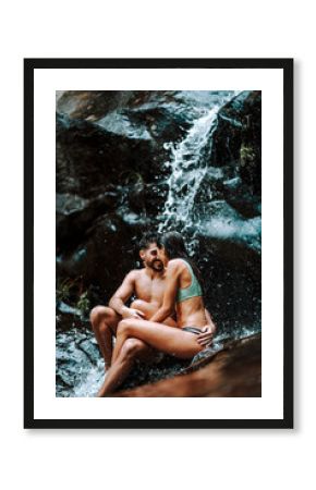 Pareja enamorada delante de cascadas