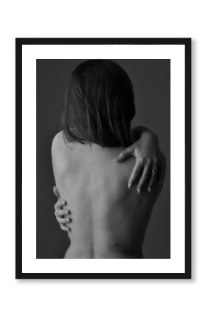 mulher beldade passa as mãos  nas costas   